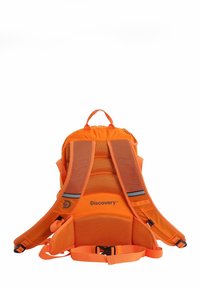 Mochila naranja con acolchado de malla, correas ajustables y un asa en la parte superior. Presenta detalles reflectantes y un logo en la parte frontal.