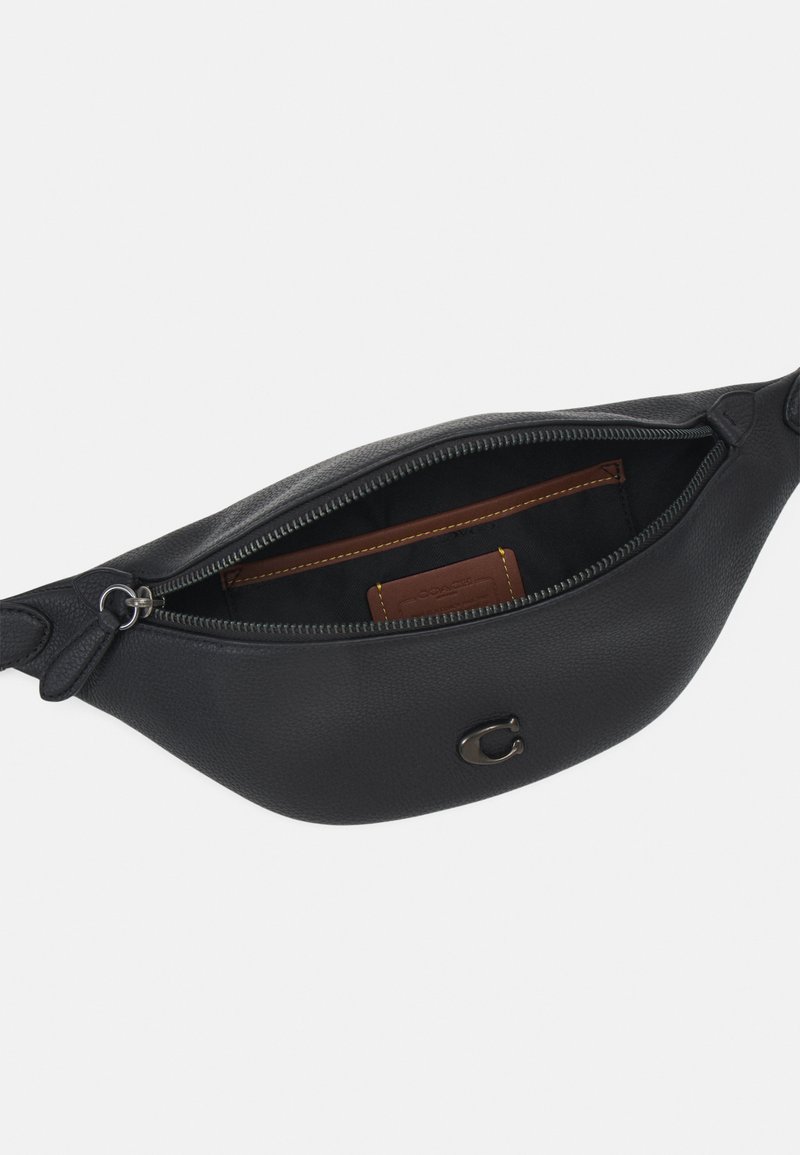 Zwarte leren heuptas met een gladde textuur, ritssluiting en een subtiele logo-accent. De binnenkant heeft een stoffen voering en een pasjesslot.