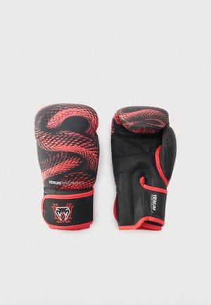 Par af sorte og røde boksehandsker med slangeskalmønster og "Venum Performance" branding på hvid baggrund.