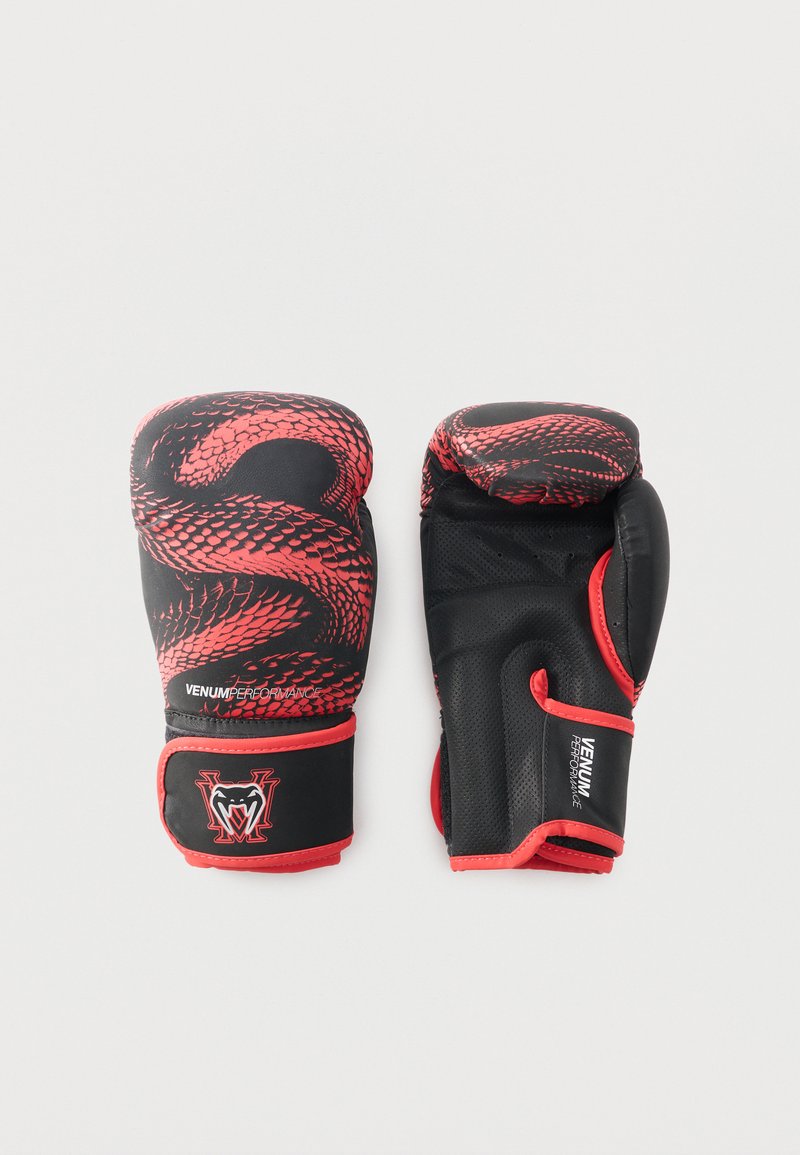 Ζευγάρι μαύρα και κόκκινα γάντια πυγμαχίας με σχέδιο λέπια φιδιού και τη σήμανση "Venum Performance" σε λευκό φόντο.