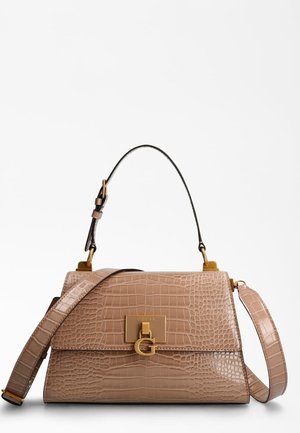 Beige Handtasche aus krokodilgeprägtem Leder mit Tragegriff oben, verstellbarem Schulterriemen und goldfarbenem Guess-Logo-Verschluss auf der Frontklappe.
