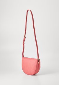 Rosa läder crossbody-väska med en halvcirkelform, präglad logotyp, justerbar rem och detaljer i guldton.