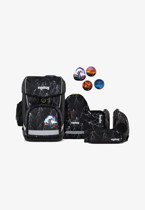 Schwarzer ergonomischer Rucksack mit Blitzmuster, reflektierenden Akzenten und bunten Charakteraufklebern. Enthält ein passendes Federmäppchen und eine Tasche.