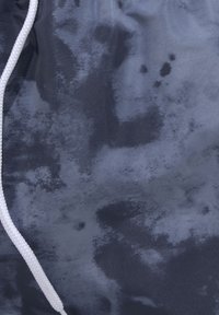 Torba na vezanje u tamno sivoj boji s mramornim uzorkom; izrađena od lagane, glatke tkanine; sadrži bijelu usku vezicu.