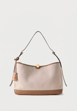 Sac à bandoulière texturé beige et marron avec une fermeture circulaire dorée, une sangle noire réglable et une étiquette en cuir attachée sur le côté gauche.