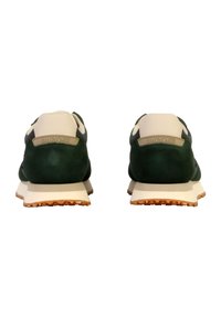 Zapatillas deportivas de ante verde con acentos crema, que presentan una suela de goma contrastante y un logotipo grabado en el talón.
