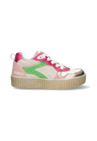 Sneaker o białym i metalicznym wzorze, z różowymi i zielonymi akcentami, błyszczącą teksturą oraz grubą, przezroczystą podeszwą.