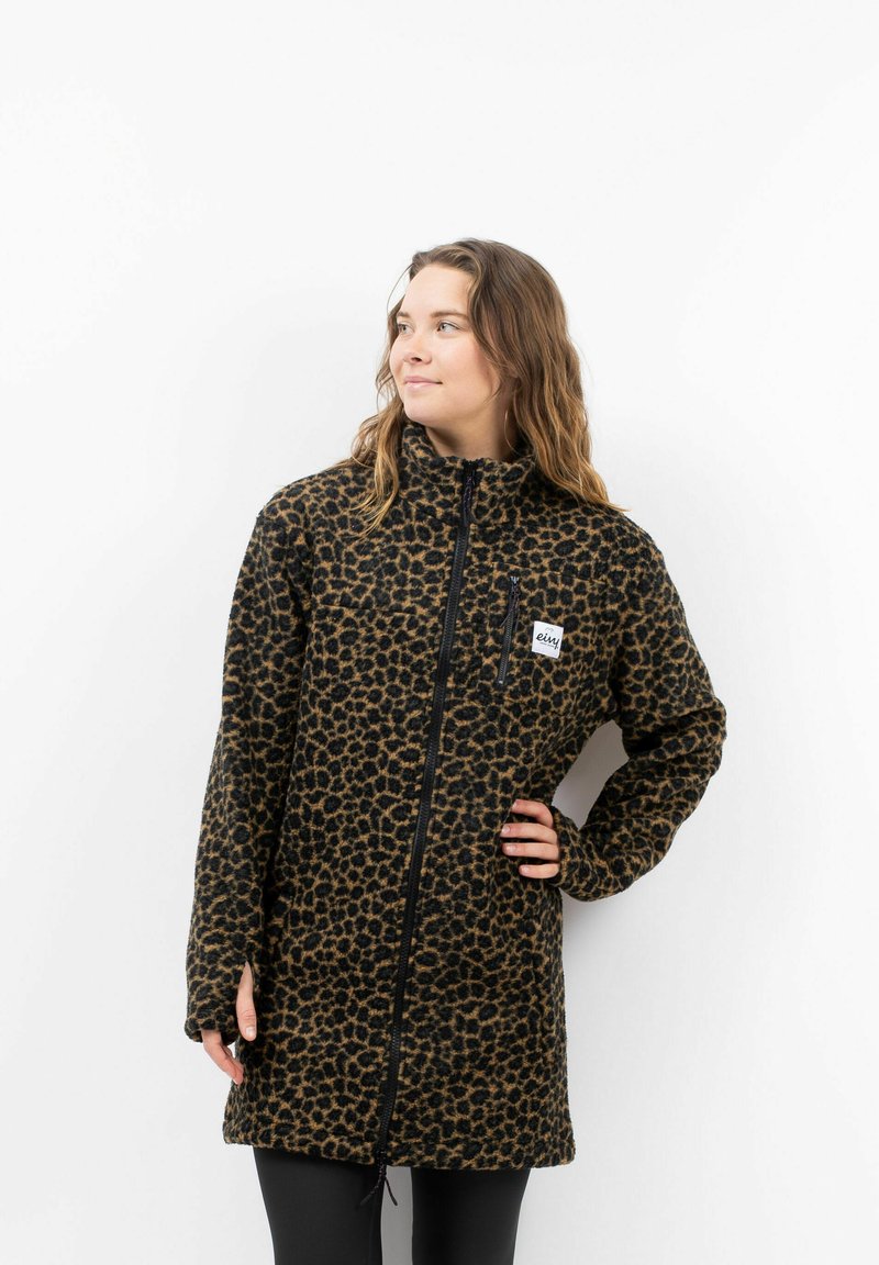 Luipaardprint fleece jas met een hoge kraag, volledige ritssluiting en een zak; heeft een zachte textuur en een losse pasvorm.