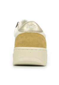 Sneaker bianca con dettagli in suede beige e accenti metallici dorati, dotata di una suola in gomma testurizzata e un logo sul tallone. Design classico a bassa altezza.