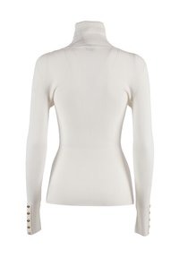 Weißer Rippenstrick-Pullover mit Rollkragen und langen Ärmeln. Mit goldfarbenen Knopfakzenten an den Bündchen, figurbetontem Schnitt und strukturierter Stoffqualität.