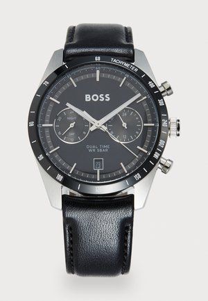 Montre avec bracelet en cuir noir, boîtier en acier inoxydable argenté, cadran noir, marqueurs de temps doubles, tachymètre et affichage de la date.