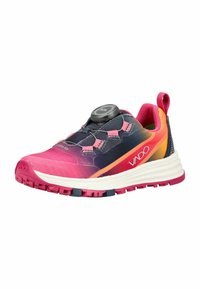 Chaussure de trail running rose, orange et bleu marine avec semelle blanche, système de laçage à molette et marquage VADO sur le côté.