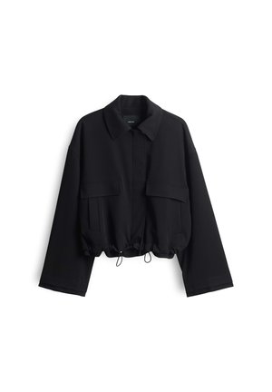 Veste noire courte avec manches longues, deux poches à rabat à l'avant, col et ourlet ajustable avec cordon de serrage.