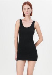 Rochie neagră din material elastic, cu decolteu rotund și bretele groase, având o silueta ajustată care ajunge până la mijlocul coapsei.