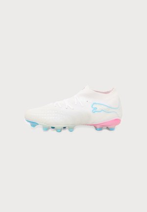 Weißer Fußballschuh mit hellblauen Stollen, pinkem Fersenakzent, hellblauem Puma-Logo und sockenähnlichem Knöchelkragen, von der linken Seite gezeigt.
