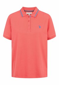 Polo manches courtes corail avec col bordé de bleu, patte à trois boutons et petit logo bleu brodé sur la poitrine gauche.