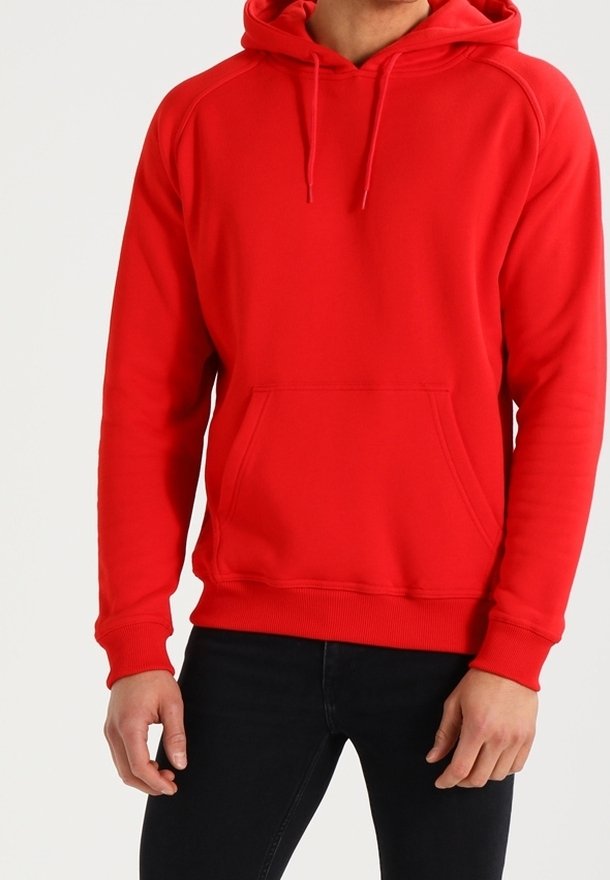 Czerwona bluza z kapturem z kieszenią kangurką, sznurkami, ściągaczami na rękawach i u dołu. Wykonana z miękkiego materiału o gładkiej fakturze, z rękawami raglanowymi.