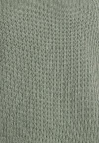 FTC Cashmere Sweter
