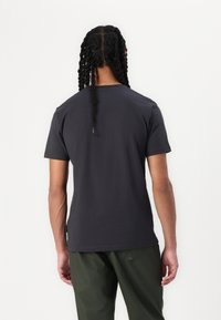 Dunkelgraues T-Shirt aus Baumwolle mit kurzen Ärmeln und Rundhalsausschnitt. Schlichtes Design ohne Muster oder auffällige Hardware.