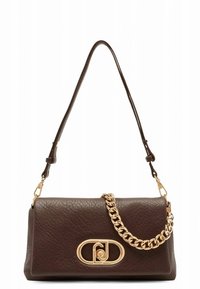 Sac à main en cuir marron avec une finition texturée, une quincaillerie dorée, une bandoulière chaîne et un logo distinctif à l'avant.