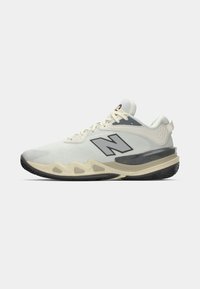 Sportska obuća s gornjim dijelom u svijetlo sivoj i bijeloj boji, crnom gumenom potplatu, istaknutim "N" logotipom, teksturiranim materijalom i podstavljenom potporom za petu.