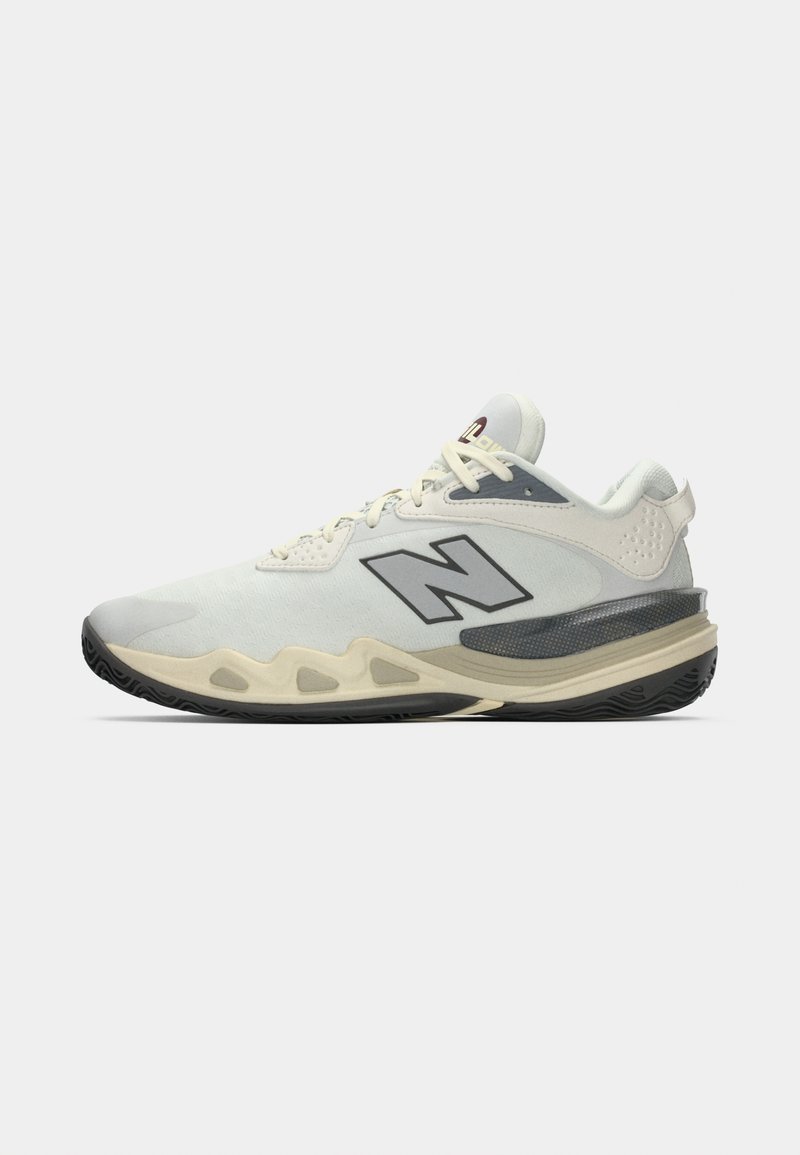 Sportlicher Schuh mit einem hellgrauen und weißen Obermaterial, schwarzer Gummisohle, auffälligem "N"-Logo, strukturiertem Material und gepolsterter Fersenunterstützung.