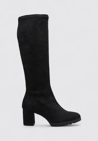Bota negra hasta la rodilla hecha de ante, con un tacón grueso y textura suave, y una punta redondeada.