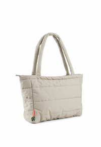 Borsa tote rettangolare beige trapuntata con manici imbottiti, una tasca laterale e un'etichetta arancione con un simbolo di riciclaggio.