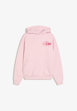 Svetlo roza jopa s sprednjim žepom, kapuco z vrvico in potiskanim besedilom "now & next" v rdeči barvi. Mehka tkanina z rebrastimi manšetami in robom.