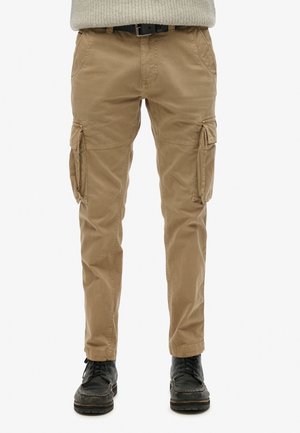 Beige Cargo-Hose mit Taschen an den Seiten und lockerer Passform, aus leichtem Stoff gefertigt. Mit geradem Schnitt und Knopfverschluss.