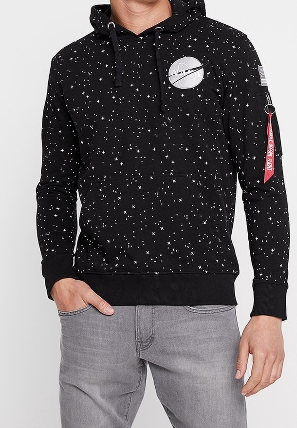 Felpa nera con cappuccio con motivo a stelle, logo NASA e un tirante rosso per la cerniera. Realizzata in materiale morbido con polsini e orlo a costine per una vestibilità aderente.