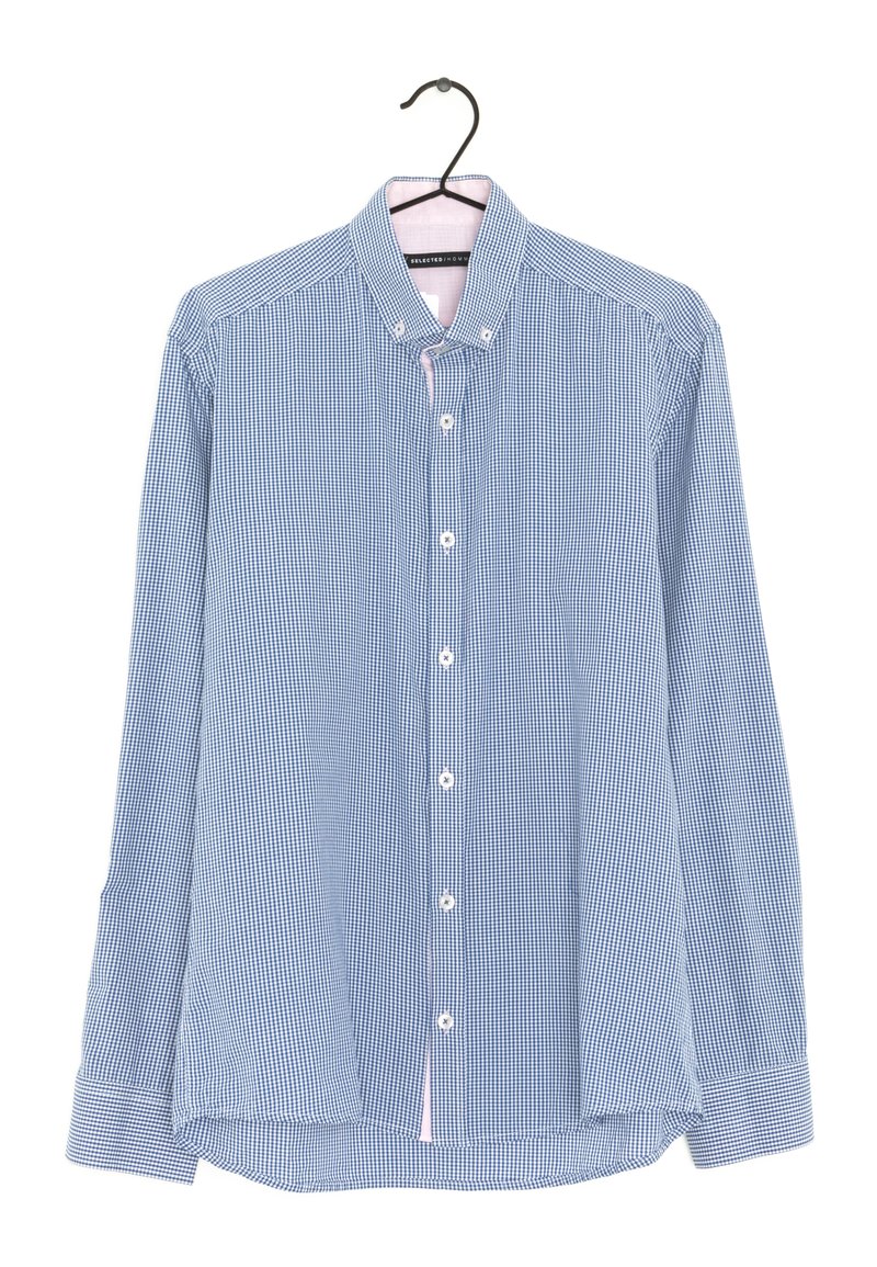 Chemise à carreaux bleu et blanc avec un col boutonné et des manches longues. Présente un ourlet arrondi et une doublure de col intérieure contrastante.