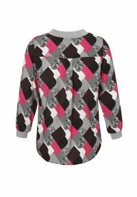 Langarmbluse mit geometrischem Muster in Pink, Schwarz, Grau, Weiß und Schlangenprint, mit silbernem geripptem Kragen und Bündchen, von hinten gezeigt.