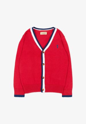 Rood gebreid vest met marineblauwe en witte bies langs de V-hals en knoppenrij, vier bruine knopen, geribde manchetten en een klein marineblauw logo op de borst.