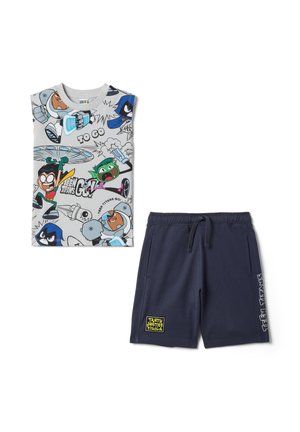 Ärmelloses Teen Titans Go! Grafikoberteil mit blauen Shorts, die einen Kordelzugbund und einen „Truth Justice Pizza“-Aufnäher sowie Text am Bein zeigen.