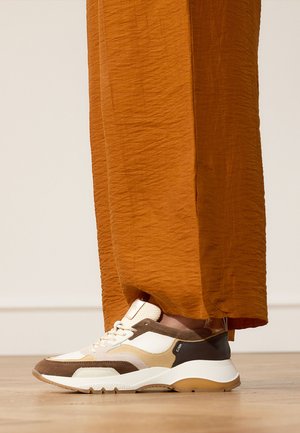 Manfield, Trainers - braun