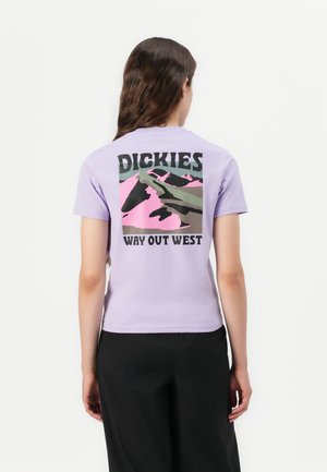 Kurze Ärmel lila T-Shirt mit einem Grafikdruck auf der Rückseite, der Berge in Grün, Pink und Schwarz zeigt; lockere Passform, weiche Textur.