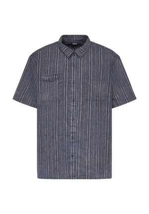 Camicia a maniche corte con bottoni, righe verticali blu e grigie e due tasche sul petto su sfondo bianco.