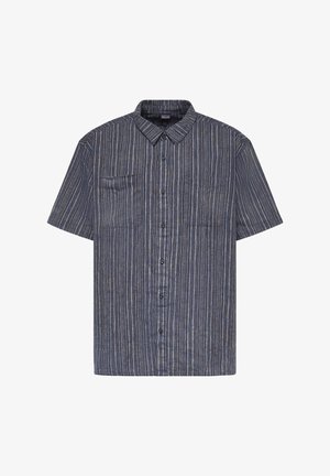 Chemise à manches courtes avec boutons, rayures verticales bleues et grises et deux poches poitrine sur fond blanc.