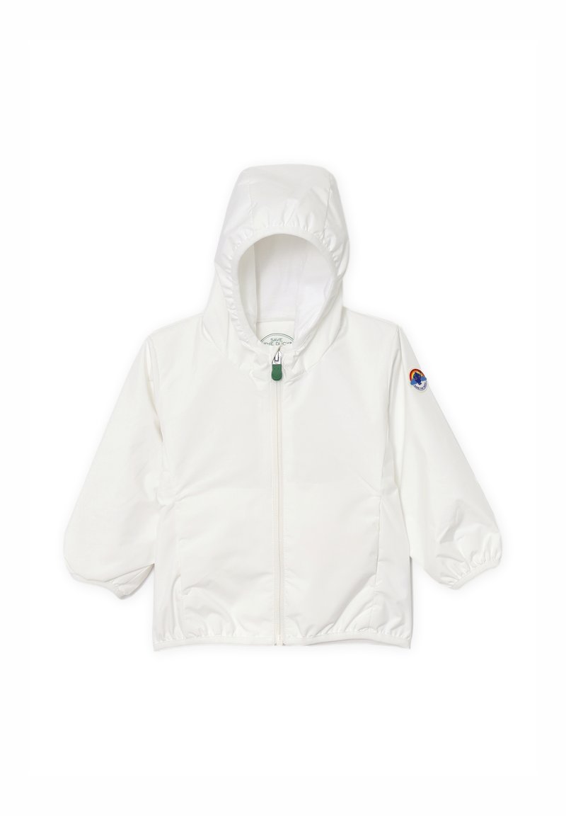 Giacca bianca con cappuccio, chiusura frontale con zip, polsini elastici e una piccola patch con logo sulla manica sinistra. Materiale liscio e leggero.