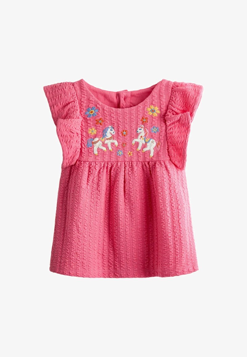 Roosa väikelapse kleit tekstuurse kangaga, lehvivate varrukatega ja valgete ponidega, mis on rinnal tikitud ning ümbritsetud värviliste lilledega.