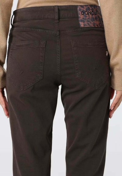 Donkerbruine jeans van denim, met een rechte snit, achterzakken met hoekige kleppen en een getextureerde leren merkembleem op de tailleband.