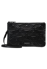 Černá kožená psaníčko s prošívan ým geometrickým trojúhelníkovým vzorem, s poutkem na zápěstí, stříbrným zipem a kovovým štítkem s logem Emporio Armani na přední straně.