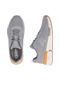 Graue Sportschuhe mit einem Mesh-Obermaterial, die orangefarbene Akzente, eine gepolsterte Sohle und strukturierte Details aufweisen. Schnürsenkel und Logo sind deutlich sichtbar.