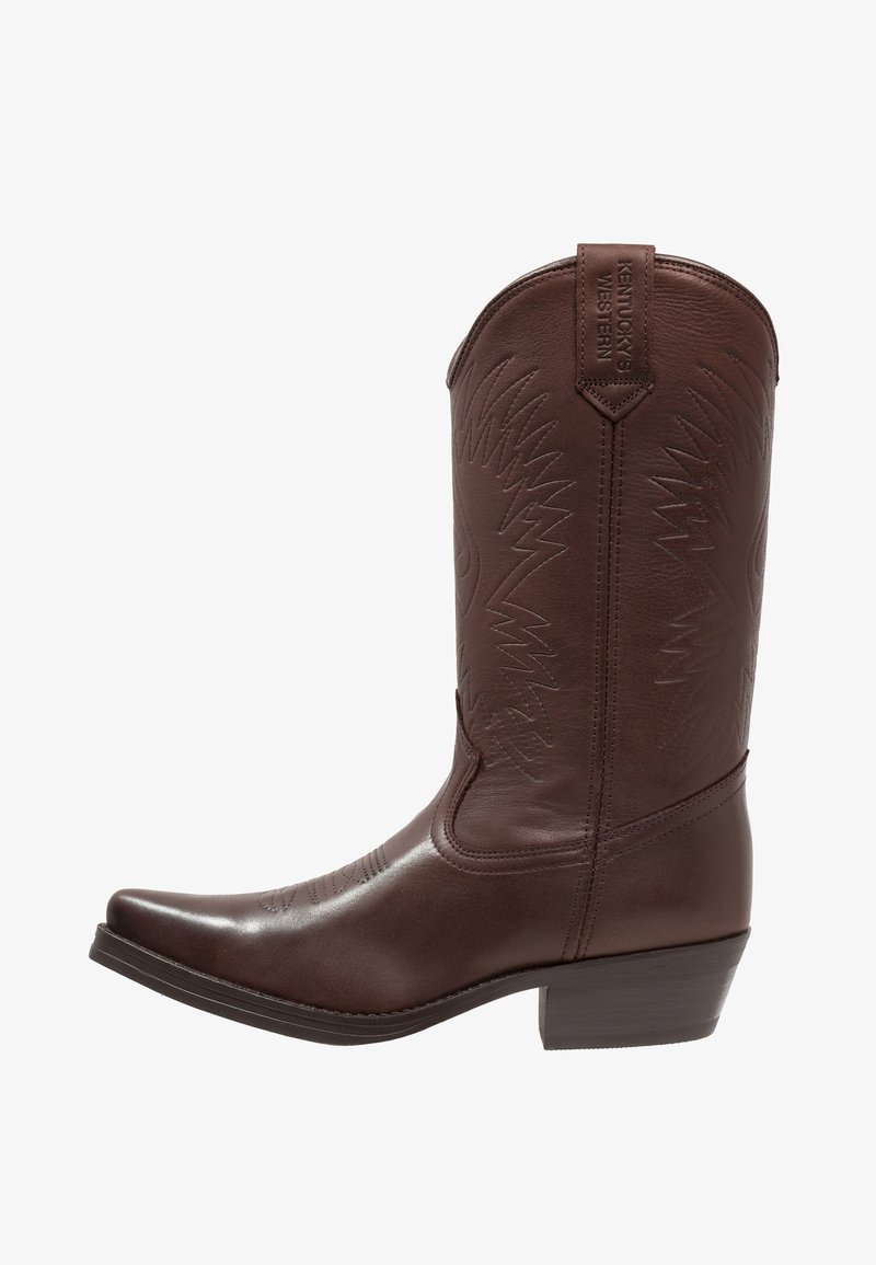 Bota de vaquero de cuero marrón con punta afilada, costuras decorativas y un diseño elevado en el caña. Tacón cuadrado y marca grabada en el talón.