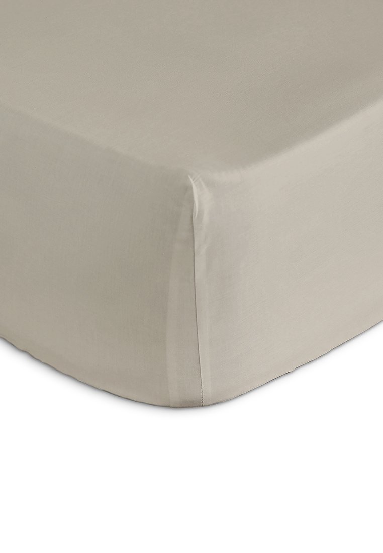 Beige Matratzenbezug mit glatter Textur, rechteckiger Form und elastischen Kanten für einen sicheren Sitz. Nahtdetails sind auf der Oberfläche sichtbar.