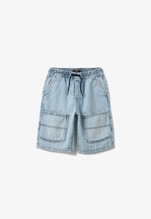 Pantalones cortos de mezclilla azul claro con cintura elástica, cordón negro, dos grandes bolsillos delanteros aplicados y bolsillos laterales.