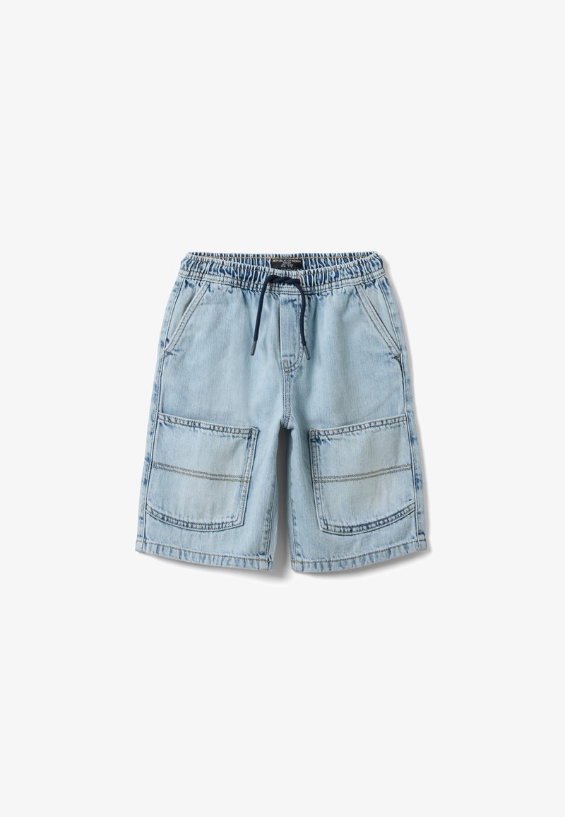 Hellblaue Jeansshorts mit elastischem Bund, schwarzem Kordelzug, zwei großen aufgesetzten Fronttaschen und seitlichen Einschubtaschen.