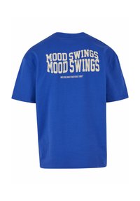 Blå bomulds t-shirt med fed hvid tekst på ryggen: "MOOD SWINGS" gentaget med "Hvem bekymrer sig om, hvad andre tænker?!" nedenunder.
