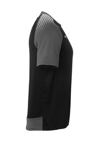 Maglietta atletica a maniche corte in nero e grigio, con un motivo geometrico sulla spalla. Realizzata in materiale leggero e traspirante.